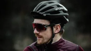 En man med sportglasögon och cykelhjälm.